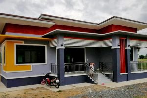 บ้านเดี่ยวยกพื้นชั้นเดียว สไตล์โมเดิร์น พื้นที่ใช้สอย 130 ตร.ม. งบประมาณ 1.3 ล้านบาท*
