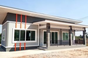 รีวิว บ้านชั้นเดียวสไตล์โมเดิร์น แบบบ้านหน้ากว้าง พื้นที่ใช้สอย 79 ตร.ม. งบประมาณ 6.5 แสนบาท