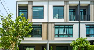 EP.2244 รีวิว Q Prime สุขุมวิท 77 ทาวน์โฮม 3 ชั้น พร้อมฟังก์ชัน Master Bedroom สไตล์ Penthouse กว้างเต็มทั้งชั้น ใกล้รถไฟฟ้า BTS อ่อนนุช และ MRT ศรีนุช เริ่ม 4.99 ล้านบาท*