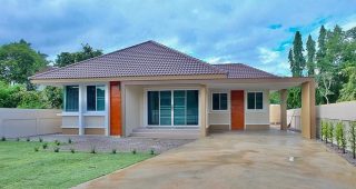 บ้านเดี่ยวชั้นเดียว แนวโมเดิร์นทรอปิคอล พื้นที่ใช้สอย 114 ตร.ม. พร้อมจัดสวนหน้าบ้าน งบประมาณ 1.05 ล้านบาท