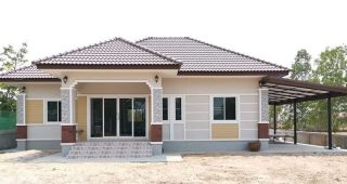 บ้านเดี่ยวชั้นเดียว แนวโมเดิร์นร่วมสมัย โทนสีบ้านอบอุ่น มี 3 นอน 2 น้ำ พร้อมโรงจอดรถ งบประมาณ 1.25 ล้านบาท