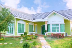 รีวิว บ้านเดี่ยวแนวคอทเทจหลังใหญ่ โทนสีเขียวอ่อนตัดสีขาว อบอุ่น อ่อนหวาน ภายในกว้างขวาง สวยมีสไตล์