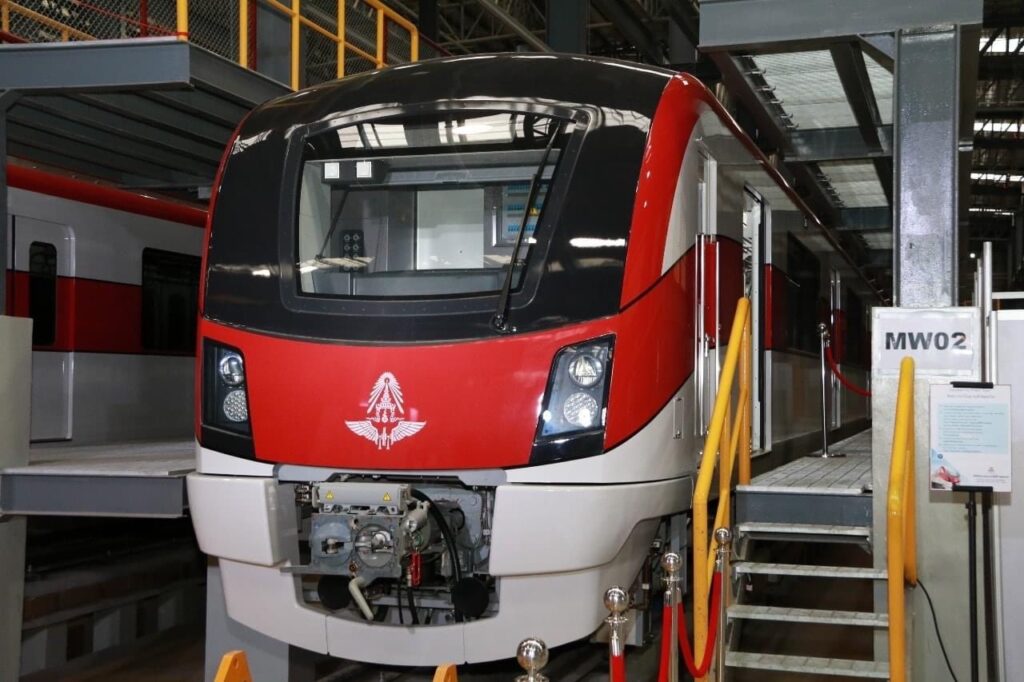 รถไฟฟ้าสายสีแดง : มาดูในปี 2564 ต่อไปกันบ้างครับ รถไฟฟ้าที่จ่อคิวเปิดใช้บริการตามไทม์ไลน์นั้นจะมีด้วยกัน 2 สายก็คือ รถไฟฟ้าสายสีแดง (ช่วงบาง.