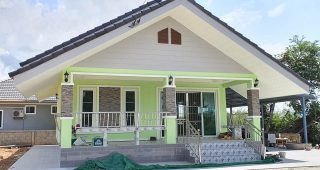 บ้านคสล.ชั้นเดียว หลังคาจั่ว โทนสีเขียว-ขาว แต่งหินสีเทา พื้นที่ใช้สอย 91 ตร.ม. งบประมาณ 9.5 แสนบาท