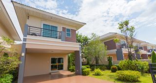 บ้านแฝด มณีรินทร์ วิลเลจ บางพระ Maneerin Village Bang Phra