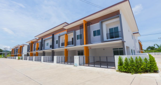 ทาวน์โฮม มณีรินทร์ โมเดิร์นโฮม บางพระ Maneerin Modern Home Bangphra