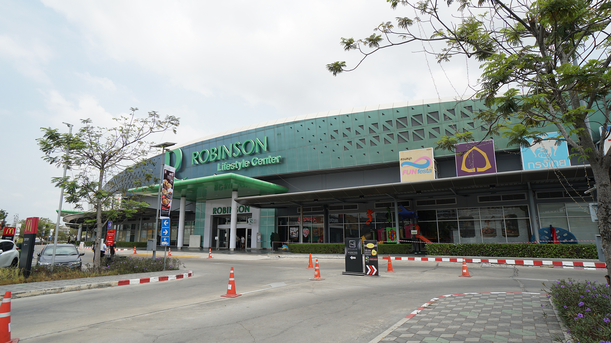 โรบินสัน ศรีสมาน / Robinson Si Saman | 2023 / 2566 รีวิวคอนโด คอนโดใหม่  บ้านเดี่ยว ทาวน์โฮม ทาวน์เฮ้าส์ คอนโดเปิดใหม่, คอนโดพร้อมอยู่ , คอนโด  ใกล้-ติด รถไฟฟ้า BTS, รถไฟฟ้าใต้ดิน MRT, คอนโดมือสอง คอนโดให้เช่า  ซื้อ-ขายคอนโด เช่าคอนโด ตลาดคอนโด