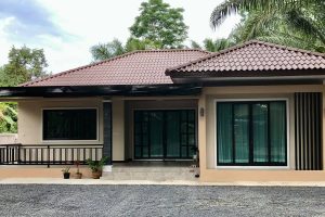 บ้านชั้นเดียวสไตล์โมเดิร์นทรอปิคอล พื้นที่ใช้สอยเยอะ 157 ตร.ม. 3 นอน 2 น้ำ งบประมาณ 1.3 ล้าน รวมเฟอร์ฯ