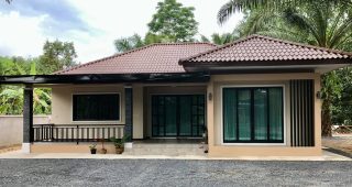 บ้านชั้นเดียวสไตล์โมเดิร์นทรอปิคอล พื้นที่ใช้สอยเยอะ 157 ตร.ม. 3 นอน 2 น้ำ งบประมาณ 1.3 ล้าน รวมเฟอร์ฯ