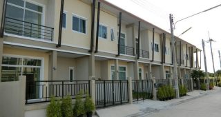 ทาวน์โฮม บ้านสราญรมย์ บ้านบึง Baan Saranrom Ban Bung