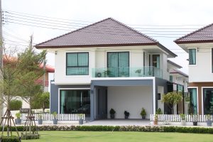 EP.2082 รีวิว ชวนชม 5 บ้านเดี่ยวสไตล์โมเดิร์น ใกล้ตลาดน้ำไทรน้อย วัสดุพรีเมียมทั้งหลัง เริ่ม 5.6 ล้านบาท*