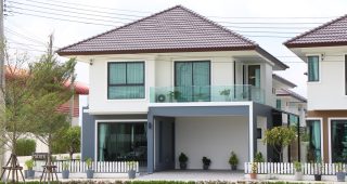 EP.2082 รีวิว ชวนชม 5 บ้านเดี่ยวสไตล์โมเดิร์น ใกล้ตลาดน้ำไทรน้อย วัสดุพรีเมียมทั้งหลัง เริ่ม 5.6 ล้านบาท*