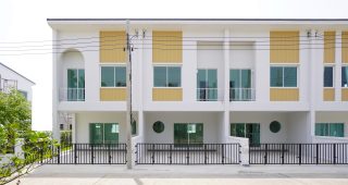 EP.2170 รีวิว ชวนชื่น ทาวน์ บางใหญ่ พรีเมียมทาวน์โฮมซีรีส์ใหม่ สไตล์ Garden Home ใกล้รถไฟฟ้าสายสีม่วงและทางด่วน เริ่ม 2.59 ล้านบาท*