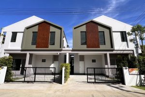 EP.2255 รีวิว ธนาวิลเลจ วงแหวน-ปิ่นเกล้า บ้านแฝดใหม่ สไตล์ Modern Craft บนทำเลศักยภาพ เข้า-ออกได้หลายเส้นทาง ใกล้ทางด่วน เพียงไม่กี่นาที เริ่ม 4.49 ล้านบาท*