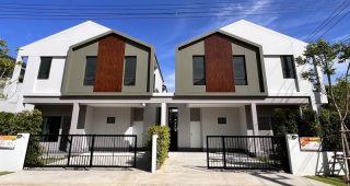 EP.2255 รีวิว ธนาวิลเลจ วงแหวน-ปิ่นเกล้า บ้านแฝดใหม่ สไตล์ Modern Craft บนทำเลศักยภาพ เข้า-ออกได้หลายเส้นทาง ใกล้ทางด่วน เพียงไม่กี่นาที เริ่ม 4.49 ล้านบาท*