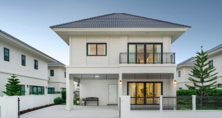 บ้านเดี่ยว คุณาลัย เพอร์ร่า Kunalai Purra บ้านเดี่ยวสไตล์อังกฤษ หนึ่งเดียวในบางบัวทอง บนถนนบ้านกล้วย-ไทรน้อย เริ่มต้นเพียง 4.59 ล้านบาท*