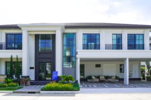 EP.2350 รีวิว เศรษฐสิริ บางนา-สุวรรณภูมิ บ้านสไตล์ Modern Classic ที่สะท้อนถึงความ “มั่งคั่ง” และ “ภาคภูมิ” ใกล้สนามบินสุวรรณภูมิเพียง 5 นาที* เริ่ม 12-30 ล้านบาท*