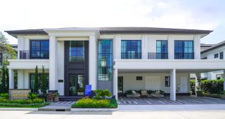 EP.2350 รีวิว เศรษฐสิริ บางนา-สุวรรณภูมิ บ้านสไตล์ Modern Classic ที่สะท้อนถึงความ “มั่งคั่ง” และ “ภาคภูมิ” ใกล้สนามบินสุวรรณภูมิเพียง 5 นาที* เริ่ม 12-30 ล้านบาท*