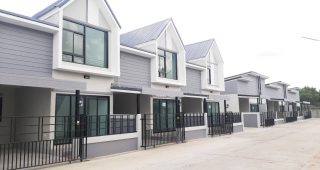 ทาวน์โฮม บ้านปันสุข อมตะ-หนองตำลึง Baan Pun-Suk Amata-Nong Tumlueng ราคาเริ่มต้น 1.xx ล้านบาท*