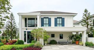 รีวิว เศรษฐสิริ วัชรพล-เทพรักษ์ บ้านเดี่ยวหรูสไตล์ Georgian ส่วนกลางใหญ่วิวทะเลสาบ ทำเลใกล้รถไฟฟ้า และทางด่วน 3 สาย เริ่ม 13.99 ล้าน*