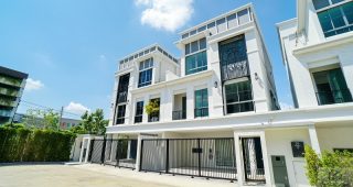 รีวิว VAVILA สุขุมวิท 77 บ้านเดี่ยว 3 ชั้น ระดับ Luxury พร้อมลิฟต์ส่วนตัวทุกหลัง ใกล้ Robinson Lifestyle ลาดกระบัง เพียง 23 ครอบครัวเท่านั้น เริ่ม 17-40 ล้านบาท*