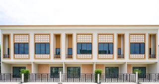 EP.2458 รีวิว Reseo Home เพชรเกษม ทาวน์โฮมฟิวชันดีไซน์ในแบบญี่ปุ่น พร้อมชั้นลอยอเนกประสงค์ ใกล้ MRT หลักสอง และ The Mall บางแค เริ่ม 2.59 ล้านบาท*