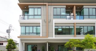 EP.2471 รีวิว Premium Place พหลโยธิน-สุขาภิบาล 5 ทาวน์โฮมใหม่! 3-3.5 ชั้น ติดถนนสายไหม ใกล้รถไฟฟ้า ใกล้ทางด่วน ใกล้สนามบิน เริ่มต้น 3.99 ล้านบาท*