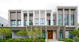 EP.2476 รีวิว Bangkok Boulevard Signature บางแค บ้านเดี่ยวหรูหลังใหญ่สไตล์ Modern Colonnade พร้อมส่วนกลางครบครัน ใกล้สาทรและ MRT หลักสอง เริ่ม 23-35 ล้านบาท*