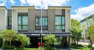 รีวิว Pleno พระราม 9-กรุงเทพกรีฑา 4 ทาวน์โฮมหน้ากว้าง New Series สุด Premium พร้อม Facilities ตลอด 24 ชั่วโมง ใกล้ทางด่วน รถไฟฟ้า และสนามบินสุวรรณภูมิ เริ่ม 3.39 ล้านบาท*