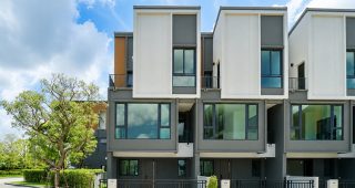 รีวิว บ้านกลางเมือง ศรีนครินทร์-บางนา ทาวน์โฮม 3 ชั้น 173 ตร.ม. พร้อม Penthouse Panoramic View เริ่ม 4.79 ล้านบาท*