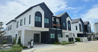 ทาราซ บางนา-เทพารักษ์ TARRAZ Bangna-Thepharak บ้านแฝดฟังก์ชันใหญ่ ใกล้นิคมบางปู ทางด่วน และรถไฟฟ้า เริ่ม 3.99 ล้าน*